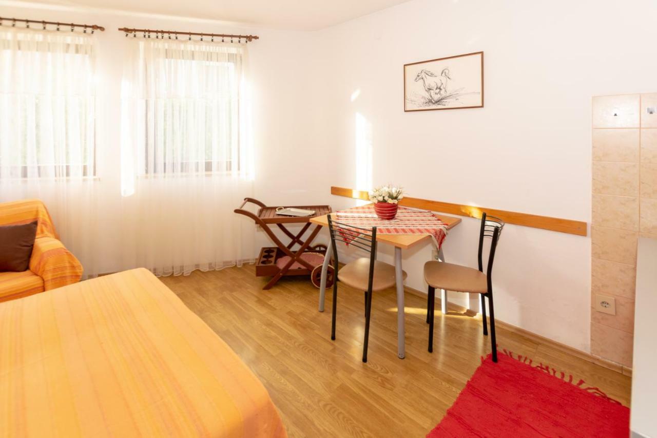 Apartments Mirjana Πούλα Εξωτερικό φωτογραφία