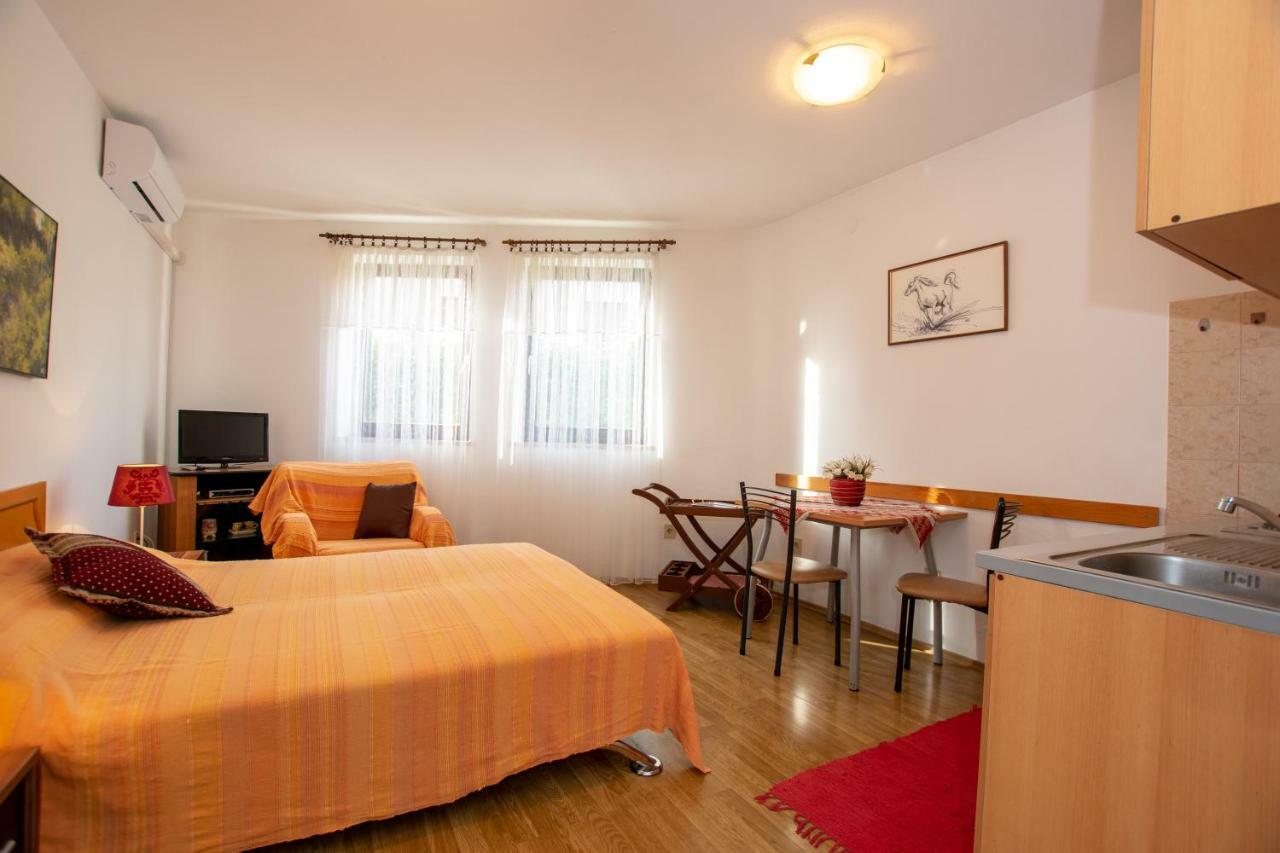 Apartments Mirjana Πούλα Εξωτερικό φωτογραφία